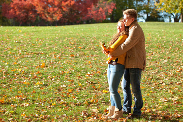 Paar im Herbst park 