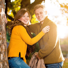 Paar im Herbst park 