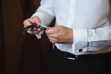 Obraz na płótnie Canvas Businessman checking time on his wristwatch. men's hand with a watch.