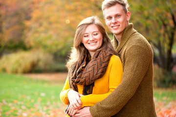 Fototapeta premium Paar im Herbst Park 