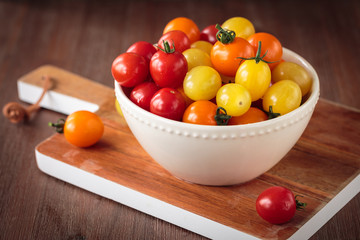 Obraz na płótnie Canvas Fresh raw cherry tomatoes