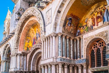 Papier Peint photo Monument Détails extérieurs de la cathédrale de Venise. / La cathédrale de Venise regorge de détails architecturaux en marbre.