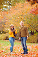 Paar im Herbst Park 