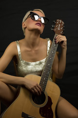 Frau mit Gitarre