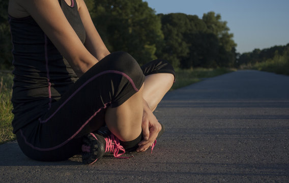 close-up van vrouw in hardloop sport kleding tijdens cooling down