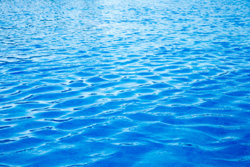 Obraz premium Blue water with sun reflections