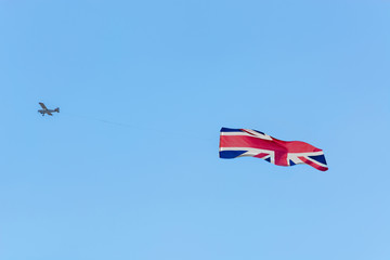 Motorflugzeug mit der Fahne von Großbritannien.
