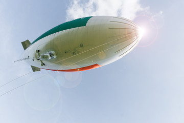 Luftschiff aus einer ungewöhnlichen Perspektive © Sir_Oliver