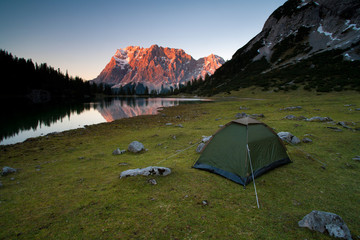 Alpenglühen auf der Zugspitze, kleines Zelt am Bergsee