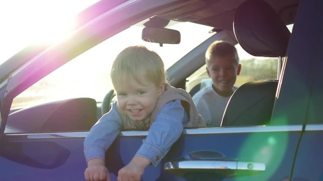 children sit in the car and play