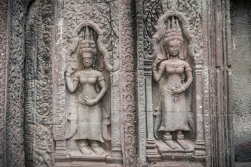 Fototapeta na wymiar Apsara carvings status on the wall of Angkor temple, world herit