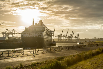 Kreuzfahrtschiff im Hafen_1