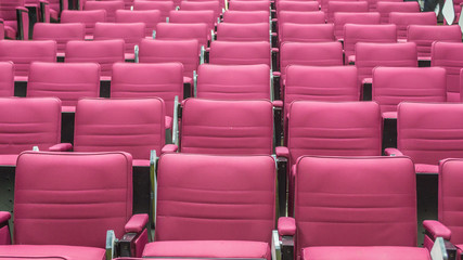 Naklejka premium Red seat rows in a bright lecture room.