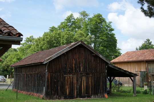 Vieille grange landaise en bois à Lit-et-Mixe