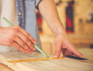 Obraz premium Handsome carpenter working