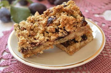  Homemade crumble cake with plums, oatmeal and seeds
