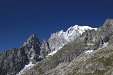 Fototapeta na wymiar panoramica sul monte Bianco,l'Aiguille Blanche e l'Aiguille Noire