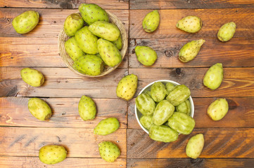 higos chumbos recíen pelados y listos para comer, higos chumbos sobre la mesa, frescos y con la piel