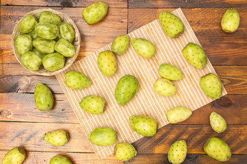 higos chumbos recíen pelados y listos para comer, higos chumbos sobre la mesa, frescos y con la piel