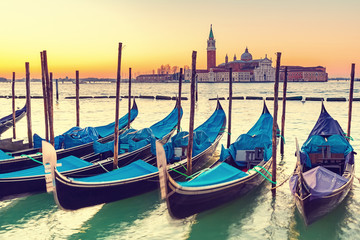 Gondoles à Venise au lever du soleil