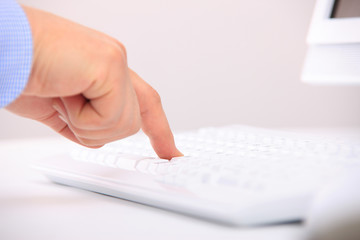 パソコンと男性の手