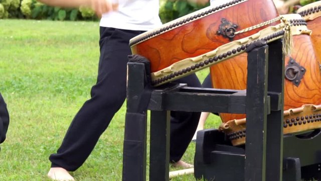 日本の伝統芸能・太鼓を叩く人物