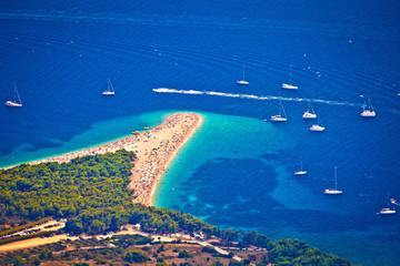 Vue aérienne de la plage de Zlatni rat, île de Brac