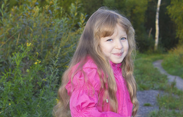 Маленькая длинноволосая девочка на прогулке портрет