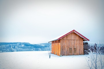 Winterlandschaft mit Scheune