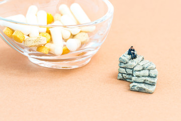 薬を前に途方にくれる男性