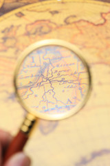 虫メガネと地図