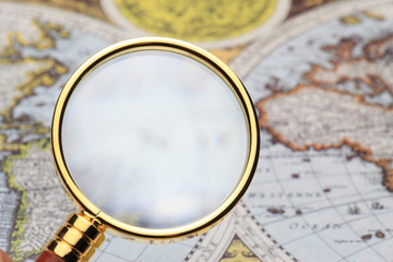 虫メガネと地図