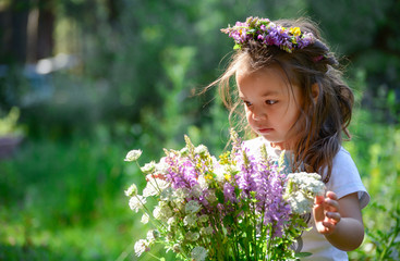 Fototapeta premium doğada sevimli kız çocuğu ve çiçekler