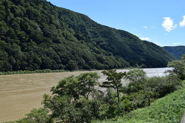 日本三大急流　最上川 ／ 山形県内の源流から河口まで流れる日本三大急流の一つ、最上川を撮影した写真です。一つの都府県のみを流域とする河川としては、延長229kmと国内最長の河川です。撮影当日は前日の大雨により増水し濁っていました。