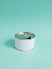The blank white label can on blue background. Side light