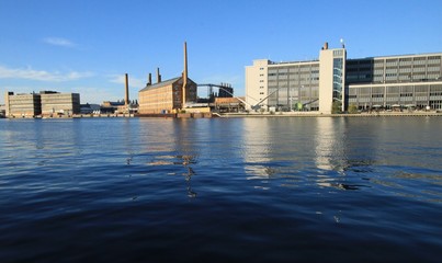Fototapeta premium Uferfront in Berlin-Oberschöneweide / Blick über die Spree auf das einstige Industrieensemle in Oberschöneweide