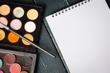 Make-up colorful eyeshadow palette