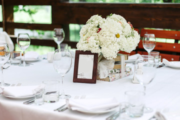 Floral arrangement of white flowers at the wedding table.