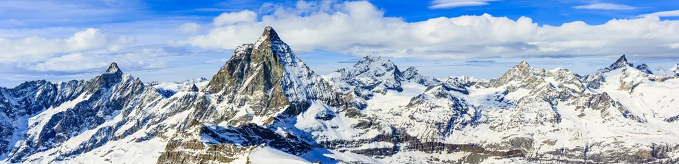Fotobehang Panoramisch uitzicht op de Matterhorn op een heldere zonnige winterdag, Zermat © Gorilla
