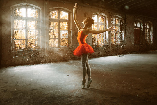 Tänzerin in einem verlassenen Gebäude