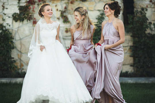 bridesmaids spends wonderful  time with bride