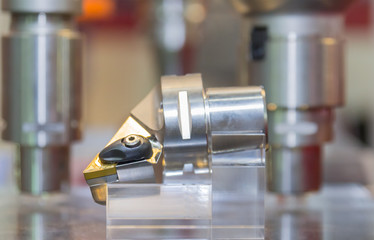 Industrial milling metal cutting tool with carbide cutter insert