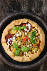 Open pie with party-colored tomatoes