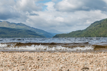 Fototapeta na wymiar Kiesstrand am Loch Lomond, Highlands, Schottland