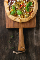 Open pie with party-colored tomatoes