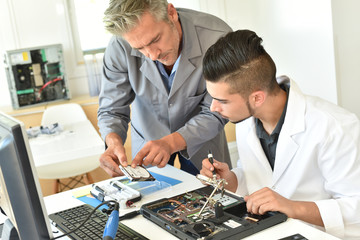 Student in electrical engineering course training with teacher - obrazy, fototapety, plakaty