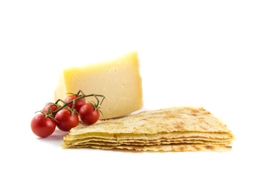 Grappolo di pomodori pane carasau e formaggio