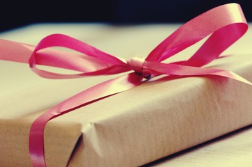 Geschenk mit roter Schleife Close-up