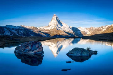 Photo sur Plexiglas Cervin Stellisee et Matterhorn dans les Alpes suisses