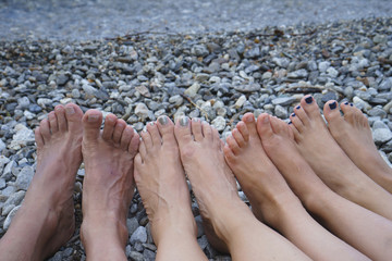 Familie am Strand, Füße in einer Linie nebeneinander